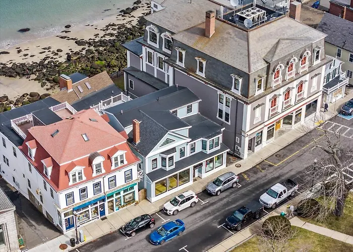 Rare Waterfront Luxury Penthouse|Bearskin Neck
