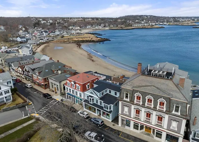Rare Waterfront Luxury Penthouse|Bearskin Neck